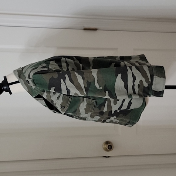 J. Crew Size M Camouflage Button Up Utility Shacket, Excellent Used Condition - Picture 3 of 13